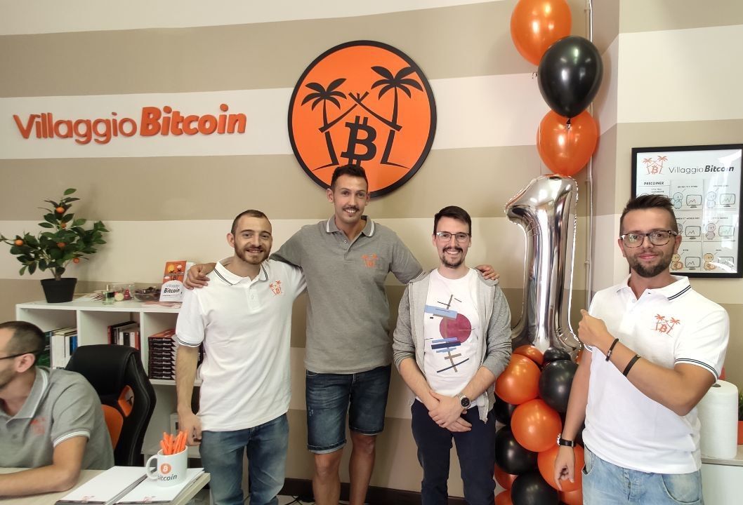 EmanueleMagrin4's tweet photo. Ieri abbiamo festeggiato il primo anno di attività di #VillaggioBitcoin @VillaggioBTC! È stato un evento con un'atmosfera unica! Unica come #Bitcoin 🟠 Una giornata all'insegna della condivisione e che ha coinvolto persone di tutte le età! @xgabrirossx @MateuszRiva @CNuovi https://t.co/jZvRJb3948