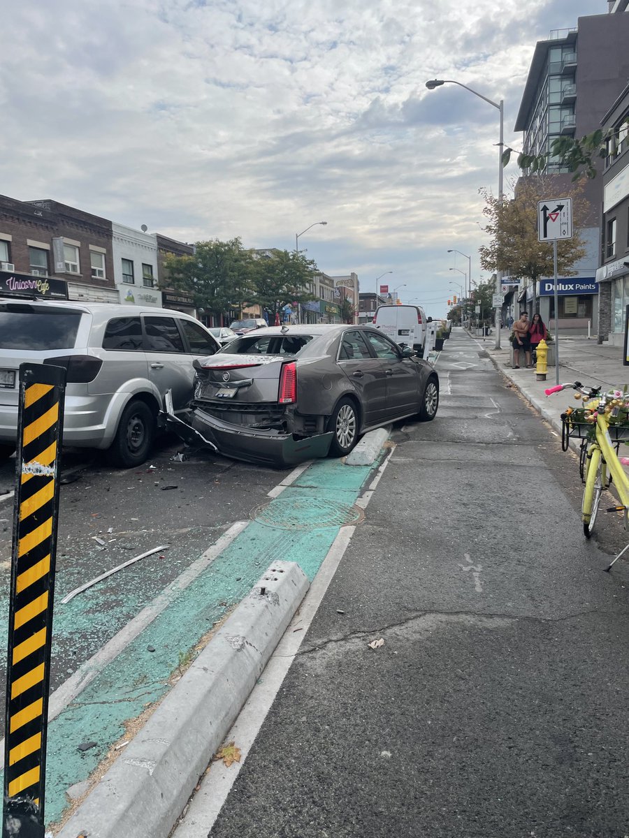 AlisonVStewart's tweet image. Just another Sunday morning and a start to a new day of #roadviolence. Glad no cyclist was hit. This is #DestinationDanforth just east of East Lynn Park. #VisionZero