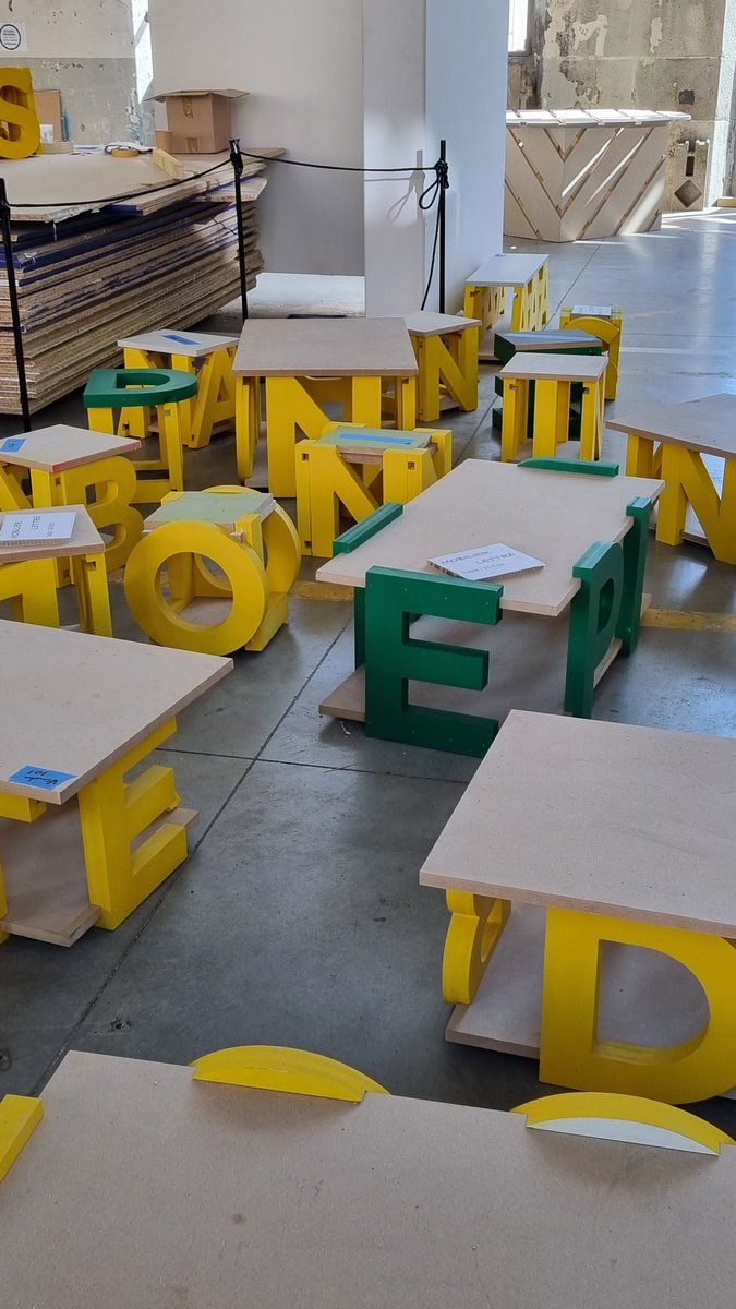 BiennaleDesign's tweet image. 🛠 À l’occasion des #JournéesDuPatrimoines, les équipes de Cité services ont détourné le mobilier de la #BiennaleDesign2022 pour proposer une brocante du réemploi créatif.
Merci aux équipes pour ce travail de revalorisation ! 👏
#JournéesDuPatrimoine #JEP2022 #SaintEtienne