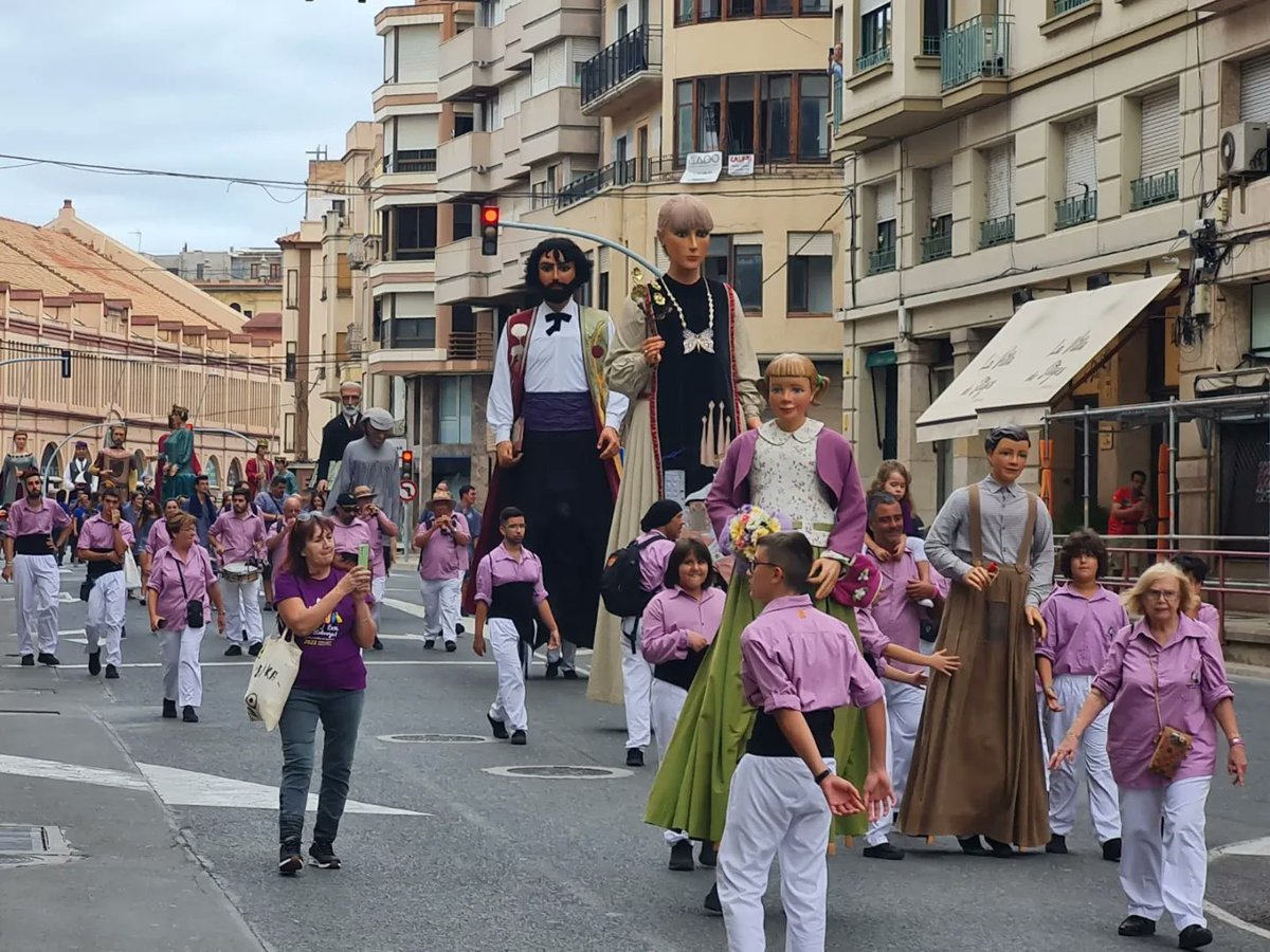 Avui a la trobada gegantera, bona feina @CollaTortos. Recordem i homenatgem Josep Aragonès, impulsor de la música tradicional. #Tortosa #gegants