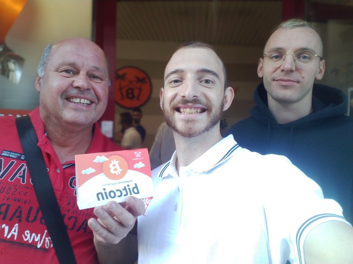 EmanueleMagrin4's tweet photo. Ieri abbiamo festeggiato il primo anno di attività di #VillaggioBitcoin @VillaggioBTC! È stato un evento con un'atmosfera unica! Unica come #Bitcoin 🟠 Una giornata all'insegna della condivisione e che ha coinvolto persone di tutte le età! @xgabrirossx @MateuszRiva @CNuovi https://t.co/jZvRJb3948