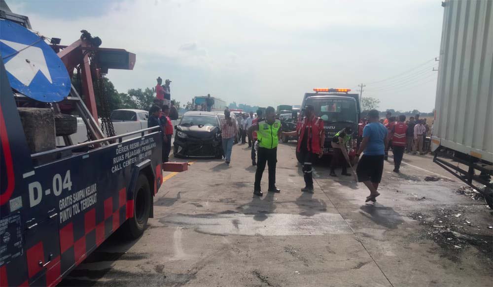 ZeroDemoCRAZY's tweet photo. Daftar kendaraan yg terlibat tabrakan beruntun Brebes:

Avanza: B 1674 EVM, H 8538 YP
Fortuner H 1236 IP
Honda Civic AG 1870 ME
Xpander AB 1125 UP, 8538 YP
Innova G 9133 QC, B 1674 EVM
Ertiga B 1781 DS
Calya B 1466 UIK
Truk boks B 9076 UCG
Xenia B 1301 BK
Chevrolet spin D 1782 XU https://t.co/gHFHQNYE6h