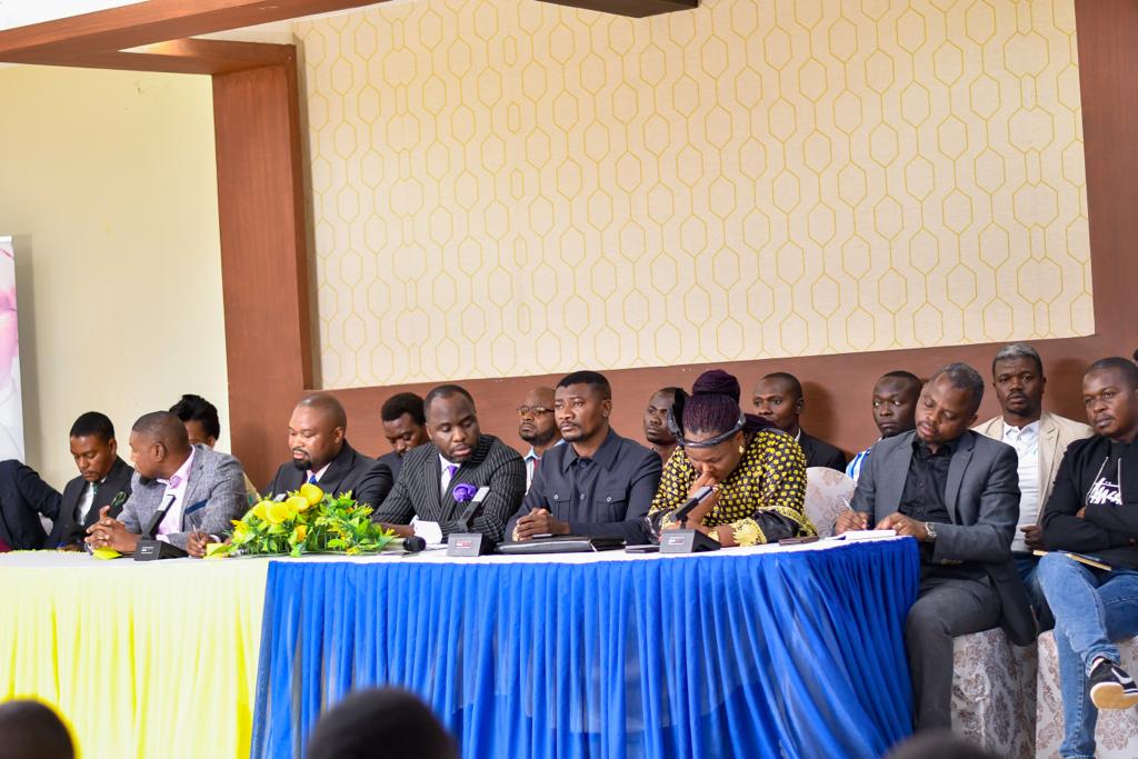 Les fils du Haut Lomami appels à se réunir pour réfléchir développement et stabilité. Au Tanganyika, la Jukat demande au pouvoir central de s'impliquer pour la réinstallation de l'ass-prov afin de faciliter au gouverneur l'exécution du programme gouvernemental.