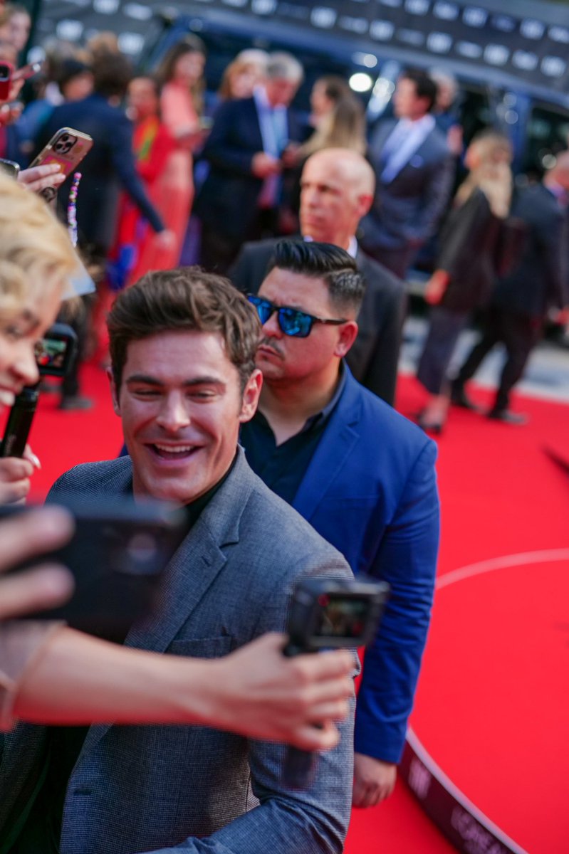 Bell's tweet photo. Device game 💪 at the Bell Red Carpet Viewing Deck 📸😍 Did you get a selfie with a celeb? If so, tell us who it’s with in the comments 👇 #TIFF22 https://t.co/4ekJJ6rJwW