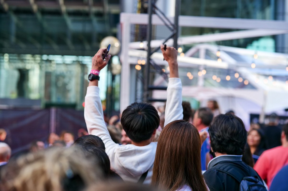 Bell's tweet photo. Device game 💪 at the Bell Red Carpet Viewing Deck 📸😍 Did you get a selfie with a celeb? If so, tell us who it’s with in the comments 👇 #TIFF22 https://t.co/4ekJJ6rJwW