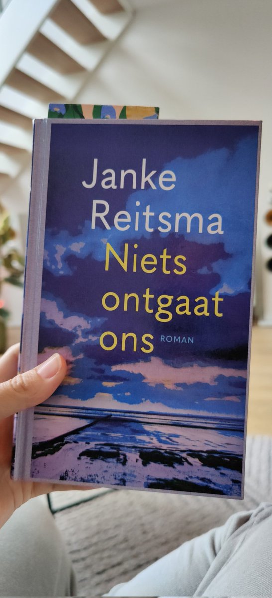 Ben pas op de helft en baal nu al dat ik dit boek uit ga hebben.