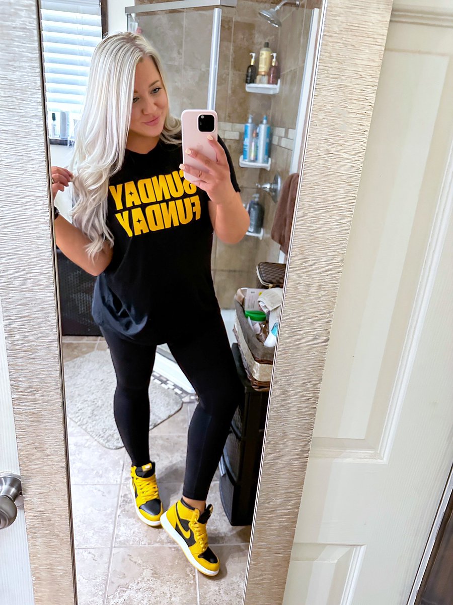 VentureALaMode's tweet photo. #GameDay fit 🏈✨ New @burghblondes shirt!🤩 #HereWeGo @steelers!! #PITvNE #SundayFunday 

#Steelers #SteelersNation #OOTD #WIWT https://t.co/19YNvxXh5A