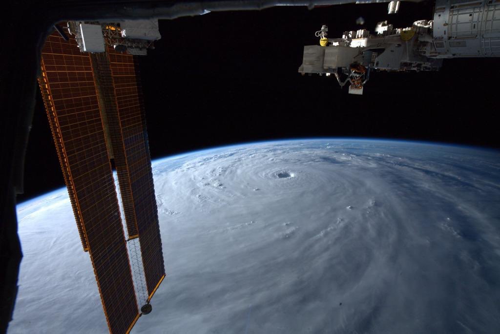 _AlexArenas's tweet photo. Esgarrifa Nanmadol, tifó de categoria 4, a punt per tocar Japó aquest dilluns. Més d'un milió d'evacuats i seguint. La Terra ens està avisant. https://t.co/fKVPIcNpVT