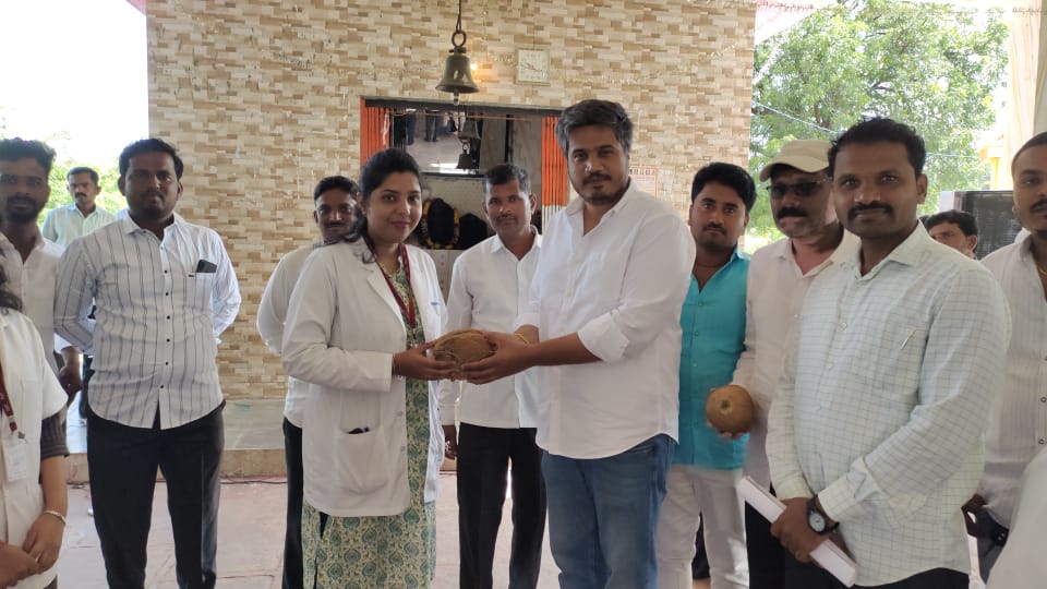 RRPSpeaks's tweet photo. याकामी डॉ.डी.वाय. पाटील मेडिकल कॉलेज, पुणे व्हिजन कॅटॅलिस्ट फंड, जतन फाऊंडेशन, रिस्टोरिंग व्हिजन, एस्सीलोर व बारामती ॲग्रो या संस्थांचं मोलाचं सहकार्य मिळालं. काल काही शिबिरांना भेट दिली असता या डॉक्टरांची भेट घेऊन त्यांची विचारपूस केली आणि आभार मानले. https://t.co/Tcm5Tdbnbs