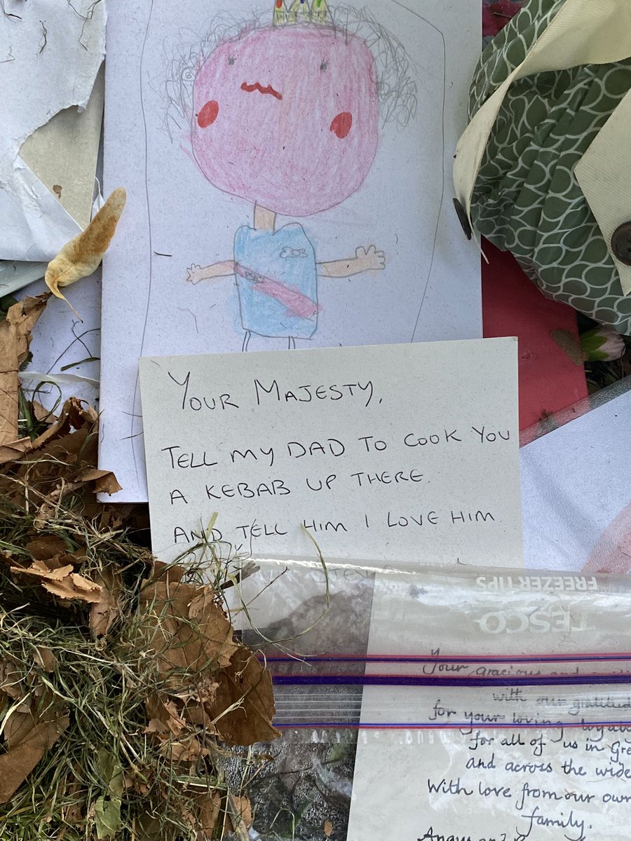 jaynedarts's tweet photo. So I went to London yesterday and went to show my respects at the floral tributes. Out of all lovely tributes and messages this is the one that stood out to me, I hope the Queen got a kebab and passed on the message💕 #TheQueen #tribute #love #note #FloralTribute @RoyalFamily https://t.co/4BgDj19ObP