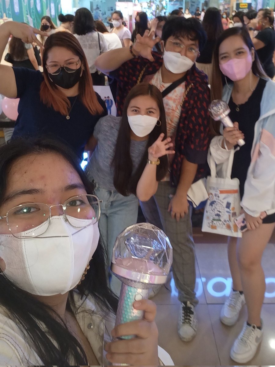 ydwksy's tweet photo. Also met new carat friends!! Nice meeting you all! @horangcartel1 @KaikaiNini88 @mingguhaeee @chwehyejin see you on october!! 🥰

Sama na kita @scoupseoul baka magtampo ka chz #SectorPH #SectorQZT https://t.co/pijtDK0bsV