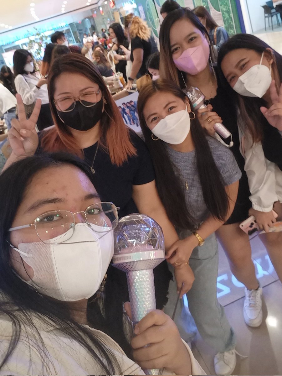 ydwksy's tweet photo. Also met new carat friends!! Nice meeting you all! @horangcartel1 @KaikaiNini88 @mingguhaeee @chwehyejin see you on october!! 🥰

Sama na kita @scoupseoul baka magtampo ka chz #SectorPH #SectorQZT https://t.co/pijtDK0bsV