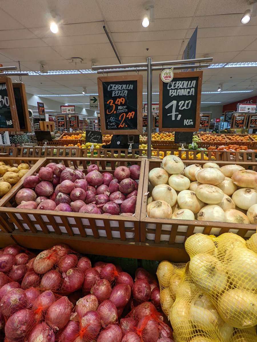 Cebollas roja y Blanca. La blanca reconocida como amarilla en otros paises.