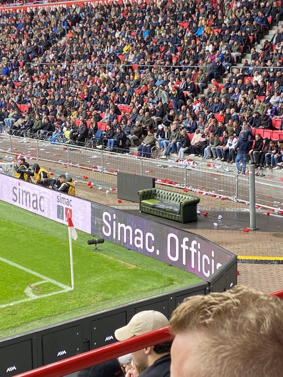 SuzannevdV's tweet photo. Kan iemand @MichielRuijter en mij vertellen wat die bank hier in de Noord West hoek doet? #dtv #PSVFEY https://t.co/Hu5e5VvITj