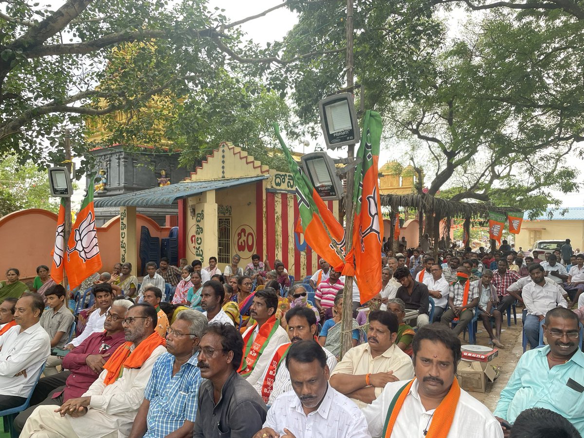 satyakumar_y's tweet photo. రాజమహేంద్రవరం జిల్లా, రాజానగరం అసెంబ్లీ నియోజకవర్గంలోని పుణ్యక్షేత్రం గ్రామ సమావేశంలో పాల్గొన్నాను.

పాదయాత్ర, ఎన్నికల సమయంలో జగన్ మాయమాటలు నమ్మి ఓటేస్తే, ఒక్క హామీ నెరవేర్చకుండా మోసం చేసాడని, కేంద్రం ఇచ్చిన బియ్యాన్ని, చివరకు గ్రామపంచాయతీ నిధుల్ని సైతం మేసేసాడని ప్రజలు వాపోయారు. https://t.co/BJxVN3yhUS