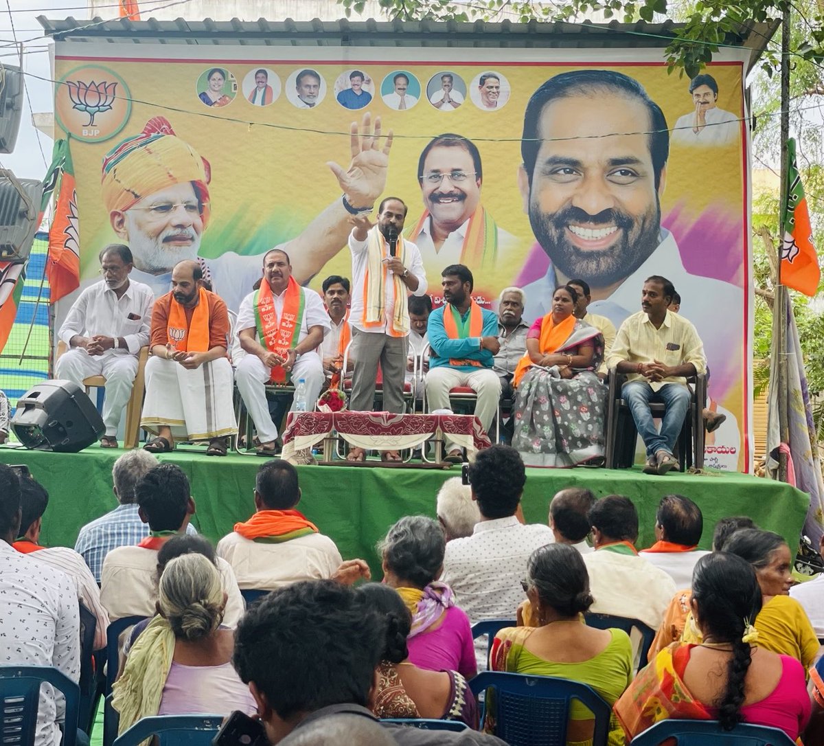 satyakumar_y's tweet photo. రాజమహేంద్రవరం జిల్లా, రాజానగరం అసెంబ్లీ నియోజకవర్గంలోని పుణ్యక్షేత్రం గ్రామ సమావేశంలో పాల్గొన్నాను.

పాదయాత్ర, ఎన్నికల సమయంలో జగన్ మాయమాటలు నమ్మి ఓటేస్తే, ఒక్క హామీ నెరవేర్చకుండా మోసం చేసాడని, కేంద్రం ఇచ్చిన బియ్యాన్ని, చివరకు గ్రామపంచాయతీ నిధుల్ని సైతం మేసేసాడని ప్రజలు వాపోయారు. https://t.co/BJxVN3yhUS