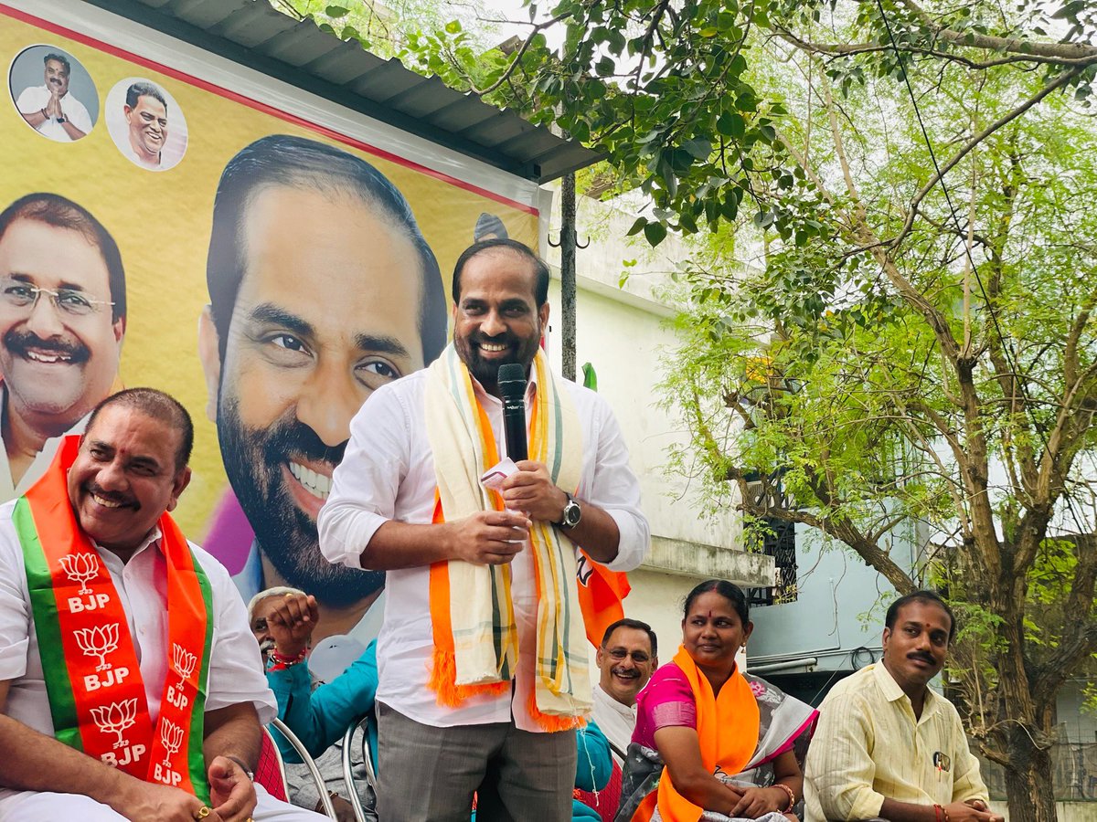 satyakumar_y's tweet photo. రాజమహేంద్రవరం జిల్లా, రాజానగరం అసెంబ్లీ నియోజకవర్గంలోని పుణ్యక్షేత్రం గ్రామ సమావేశంలో పాల్గొన్నాను.

పాదయాత్ర, ఎన్నికల సమయంలో జగన్ మాయమాటలు నమ్మి ఓటేస్తే, ఒక్క హామీ నెరవేర్చకుండా మోసం చేసాడని, కేంద్రం ఇచ్చిన బియ్యాన్ని, చివరకు గ్రామపంచాయతీ నిధుల్ని సైతం మేసేసాడని ప్రజలు వాపోయారు. https://t.co/BJxVN3yhUS