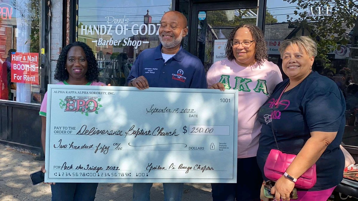 EpsilonPiOmega's tweet photo. "Small acts, when multipled by millions of people, can change the world". Yesterday, our EPIC EπΩ sisters partnered with Deliver Baptist Church to fight against food insecurity in Queens, NY. 

#WeHelpEachOther #SisterlySundays https://t.co/5DBOFNv42k