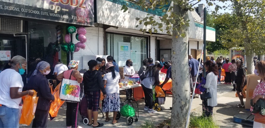 EpsilonPiOmega's tweet photo. "Small acts, when multipled by millions of people, can change the world". Yesterday, our EPIC EπΩ sisters partnered with Deliver Baptist Church to fight against food insecurity in Queens, NY. 

#WeHelpEachOther #SisterlySundays https://t.co/5DBOFNv42k