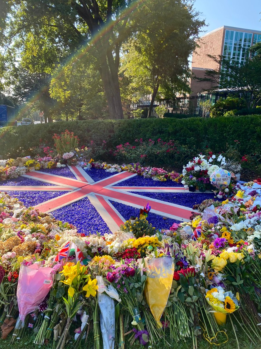 nanecdote's tweet photo. I finally made it to the British Embassy this morning to view the tributes to the Queen. @autumnsan1 #postelizabeth @wapo @ukinusa @royalfamily #washingtondc #qeII https://t.co/7zCdalMxb6