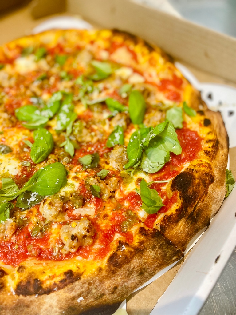 HookAndMaster's tweet photo. Longhot Peppers anyway you want them. On a pizza? Sure. In a cocktail? Even spicier π₯πΆπ«#pizza #grabaslice #hookandmaster #phillyeats #foodie #happyhour #hotpeppertime https://t.co/WjCYFPbd2L