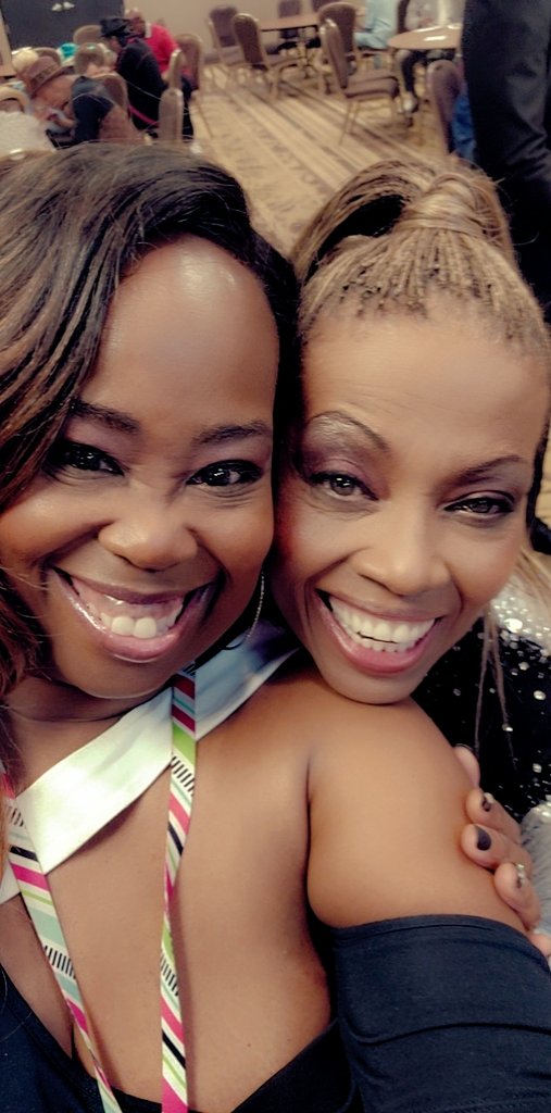 justmemagazine's tweet photo. Last night I had a chance to meet the talented @MaxineJonesEV after her wonderful performance at the @DoForSelf7 fundraiser on Chicago. https://t.co/AZaNrm2UHP