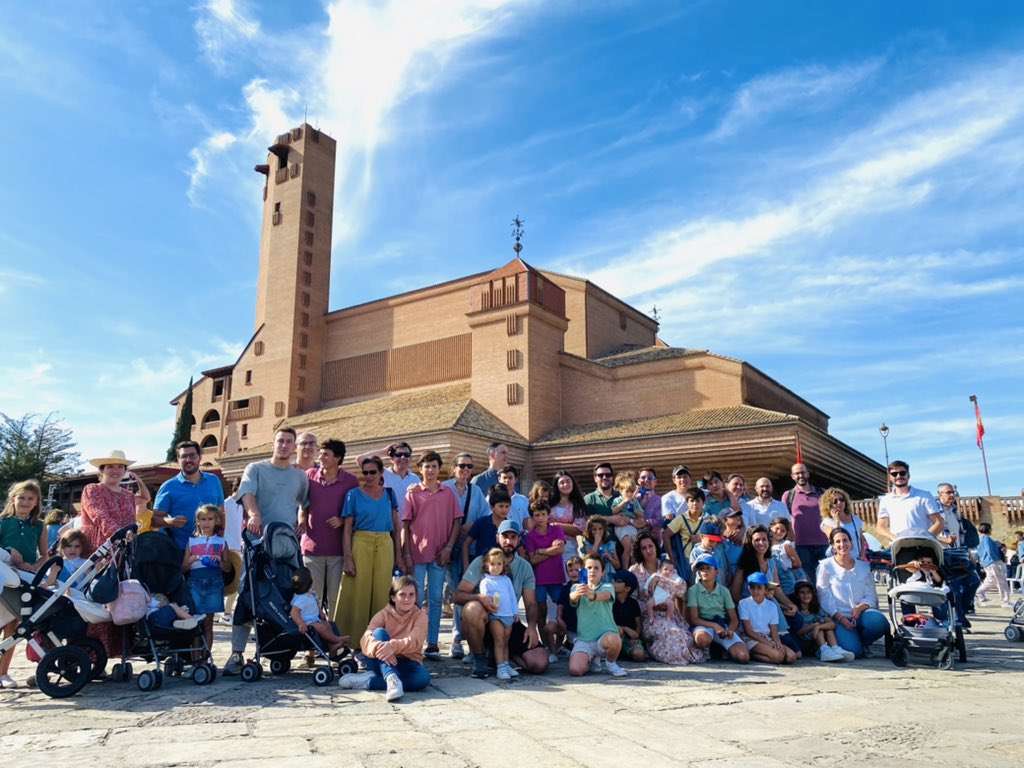 colegioMTeresa's tweet photo. 25 familias del colegio y amigos han estado en @torreciudad_org en la #JMF2022 dejando a los pies de la Virgen a todas las familias del colegio y el Curso que comienza. BBQ, Gymkana familiar, ofrecimiento de los niños a la Virgen… ha sido un fin de semana 10. #AupaMariaTeresa https://t.co/9zMbtw7xGX