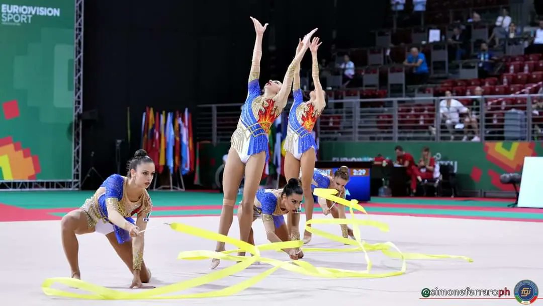ginnasticando's tweet photo. 🥈🇮🇹L'Italia è ARGENTO mondiale di specialità nel misto due palle e tre nastri!
🦋Alessia Maurelli, Agnese Duranti, Martina Centofanti, Dana Mogurean Martina Santandrea e Laura Paris salgono di nuovo sul podio. Oggi stanno volando, e noi con loro❤️
#WchSofia2022 #RHYWorlds2022 https://t.co/LqDpXqW9qY