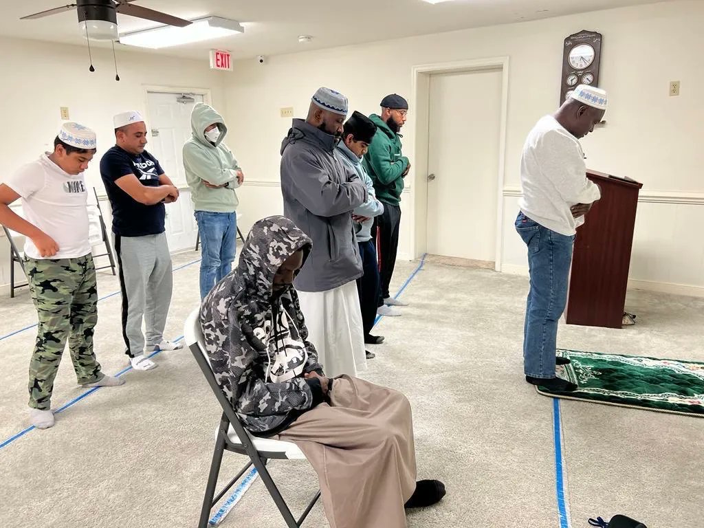 MuslimYouthUSA's tweet photo. Yesterday, at chapters across the country, our #MuslimYouth sacrificed their sleep to wake up and go to their mosques and prayer centers. They offered voluntary prayers in the early hours of morning before offering first obligatory prayers of the day. #LivingConnectionWithAllah https://t.co/lcmRcekdEs