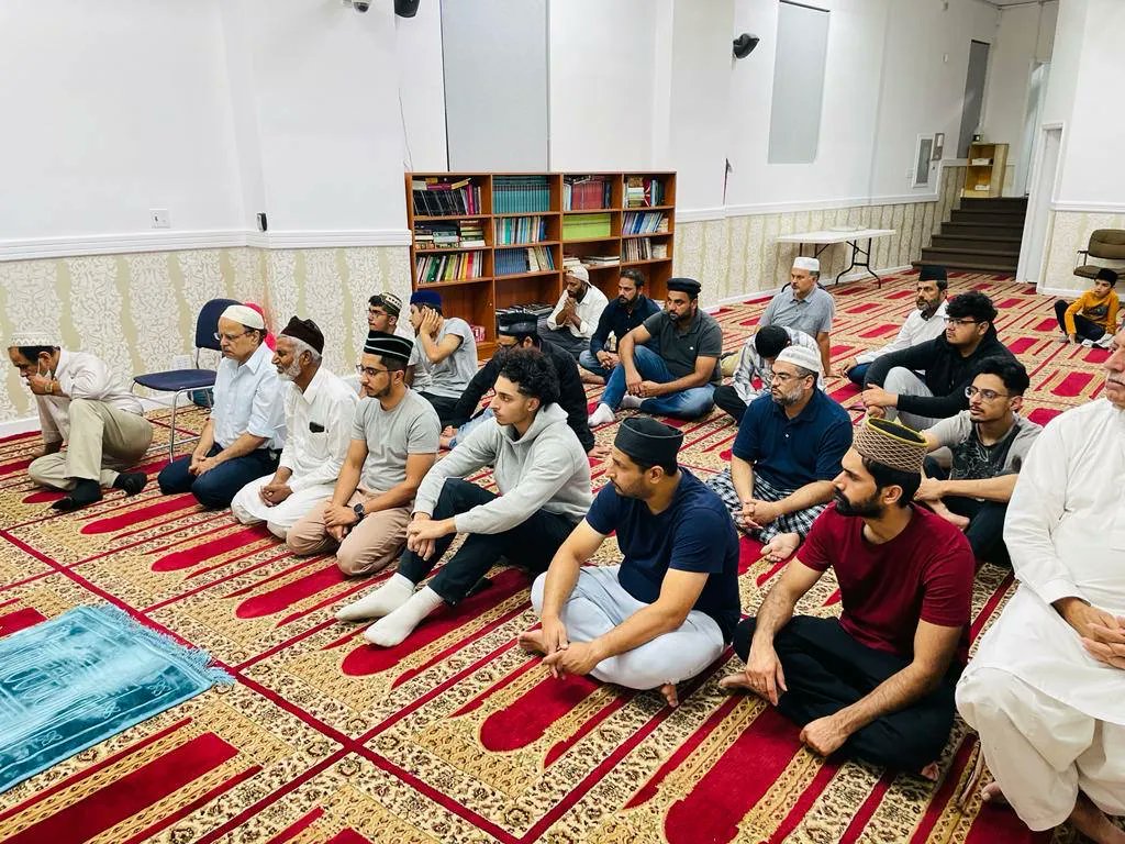 MuslimYouthUSA's tweet photo. Yesterday, at chapters across the country, our #MuslimYouth sacrificed their sleep to wake up and go to their mosques and prayer centers. They offered voluntary prayers in the early hours of morning before offering first obligatory prayers of the day. #LivingConnectionWithAllah https://t.co/lcmRcekdEs