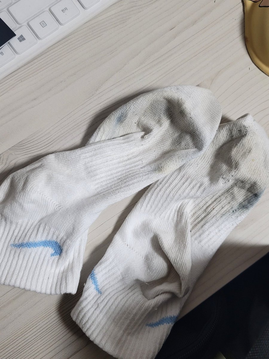Hmm_s_socks's tweet photo. 오늘 비오는 날 하루종일 컨버스 신고 있었던 양말 팔아용 (택포 1.0)

#신던양말 #신던양말판매 #게이 #ㄱㅇ #페티쉬 #킁킁이 #남자발 #신던덧신 #양말판매 #흰양말 #나이키 https://t.co/jI0hDTXeLV