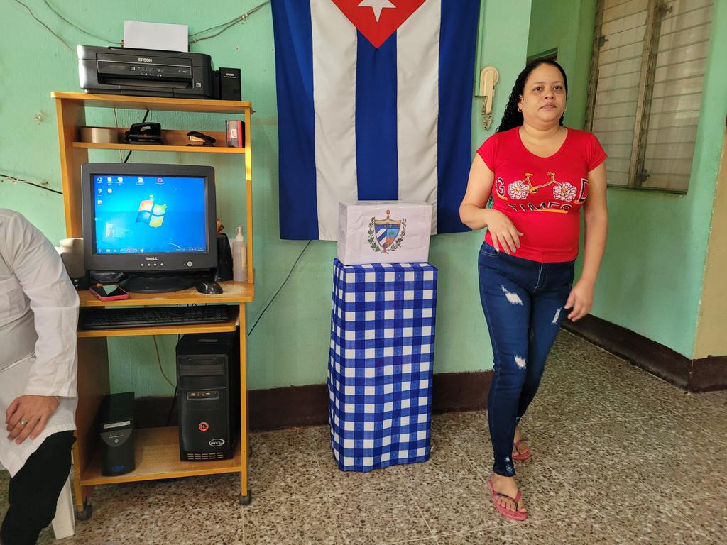 DrReynerio's tweet photo. Continúan ejerciendo derecho al voto colaboradores del colegio electoral 14.
#CodigoDeLasFamilias 
#TuVotoCuenta https://t.co/uvPpmZw3AA