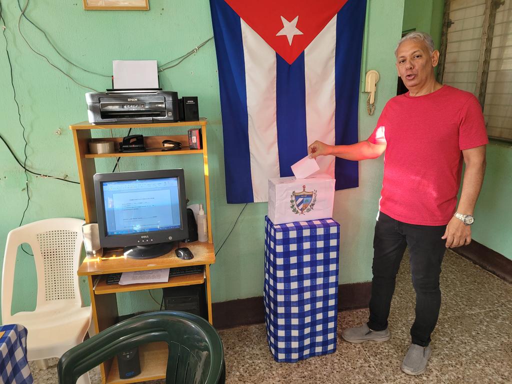 DrReynerio's tweet photo. Continúan ejerciendo derecho al voto colaboradores del colegio electoral 14.
#CodigoDeLasFamilias 
#TuVotoCuenta https://t.co/uvPpmZw3AA