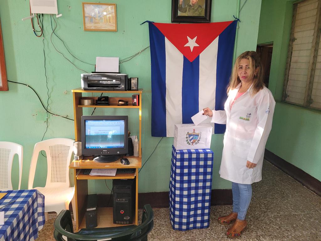 DrReynerio's tweet photo. Continúan ejerciendo derecho al voto colaboradores del colegio electoral 14.
#CodigoDeLasFamilias 
#TuVotoCuenta https://t.co/uvPpmZw3AA