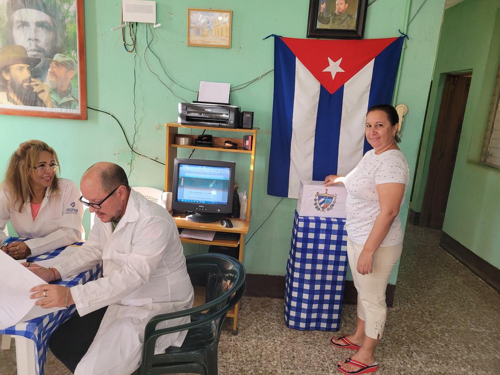 DrReynerio's tweet photo. Continúan ejerciendo derecho al voto colaboradores del colegio electoral 14.
#CodigoDeLasFamilias 
#TuVotoCuenta https://t.co/uvPpmZw3AA