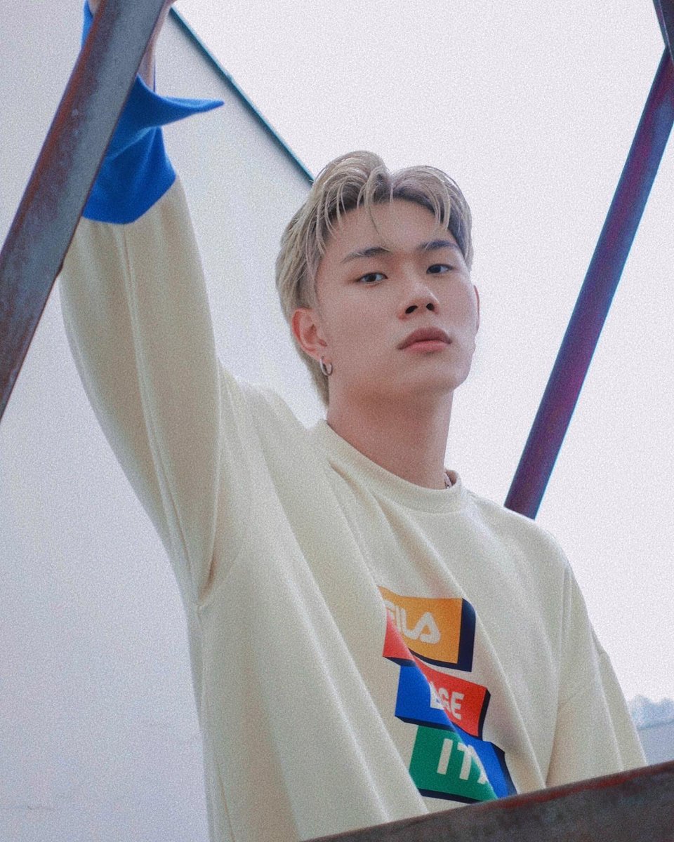 DuongDomic's tweet photo. Some @FILAUSA vibes 🙆‍♂️

#fashion #artist #vietnam #fila #OOTD #duongdomic https://t.co/Fl5WzXfLvM
