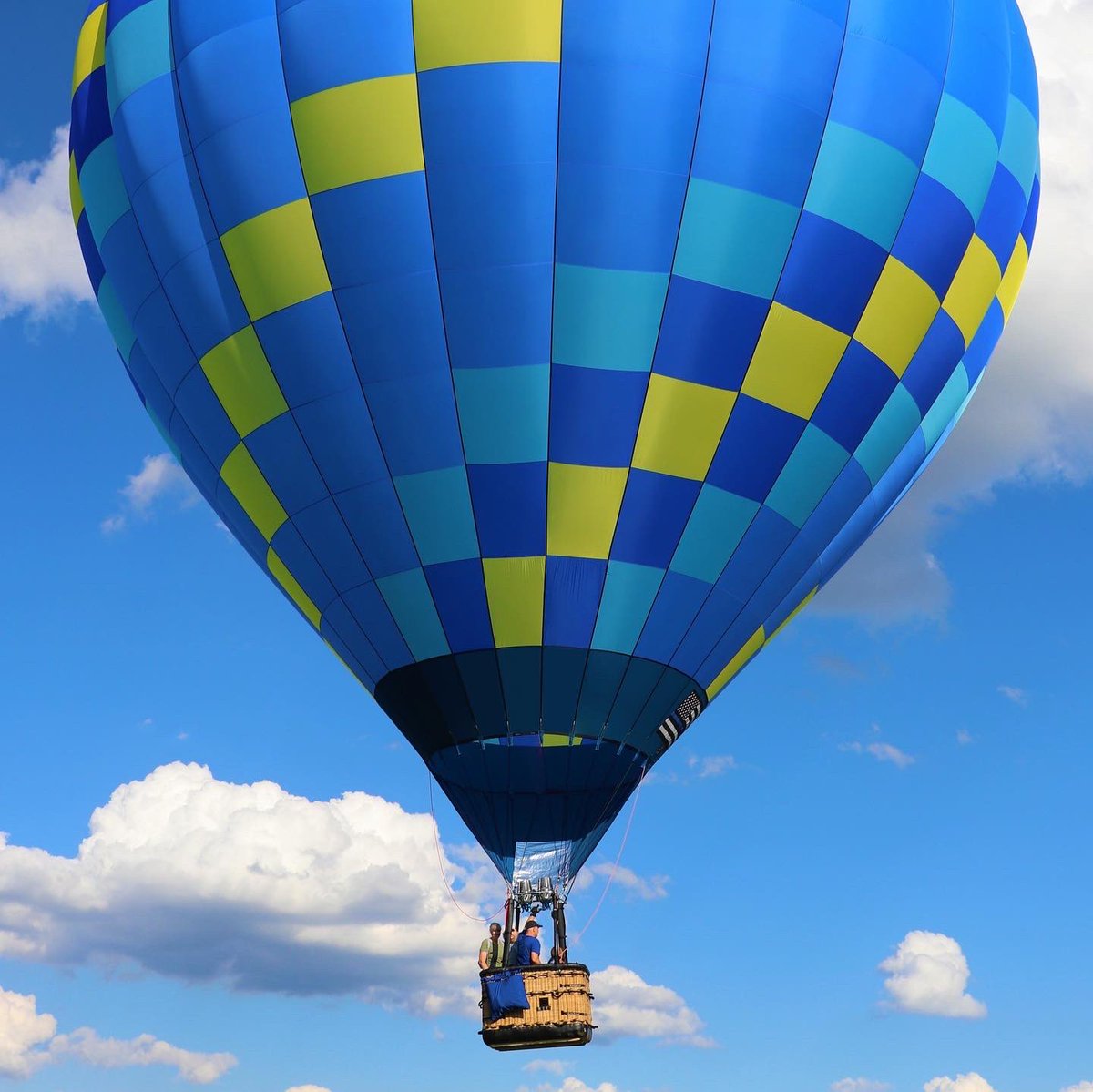 GFPBalloonRace's tweet photo. We are thrilled to announce the winners of the 50th Annual Great Forest Park Balloon Race:

1st Place: Dan Schettler, Private Entry - 108 feet
2nd Place: Aaron Gebhardt flying the @fox2now banner- 225 feet 
3rd Place: Kurt Vitense, flying the @visitmo banner - 270 feet https://t.co/opIepo0lMz