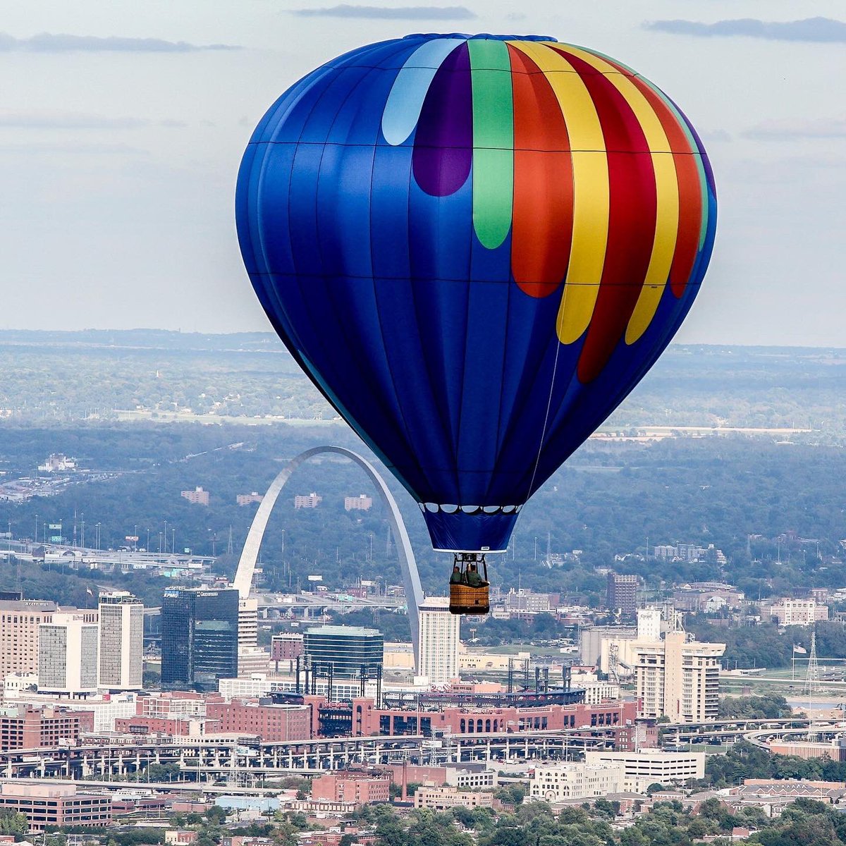 GFPBalloonRace's tweet photo. We are thrilled to announce the winners of the 50th Annual Great Forest Park Balloon Race:

1st Place: Dan Schettler, Private Entry - 108 feet
2nd Place: Aaron Gebhardt flying the @fox2now banner- 225 feet 
3rd Place: Kurt Vitense, flying the @visitmo banner - 270 feet https://t.co/opIepo0lMz
