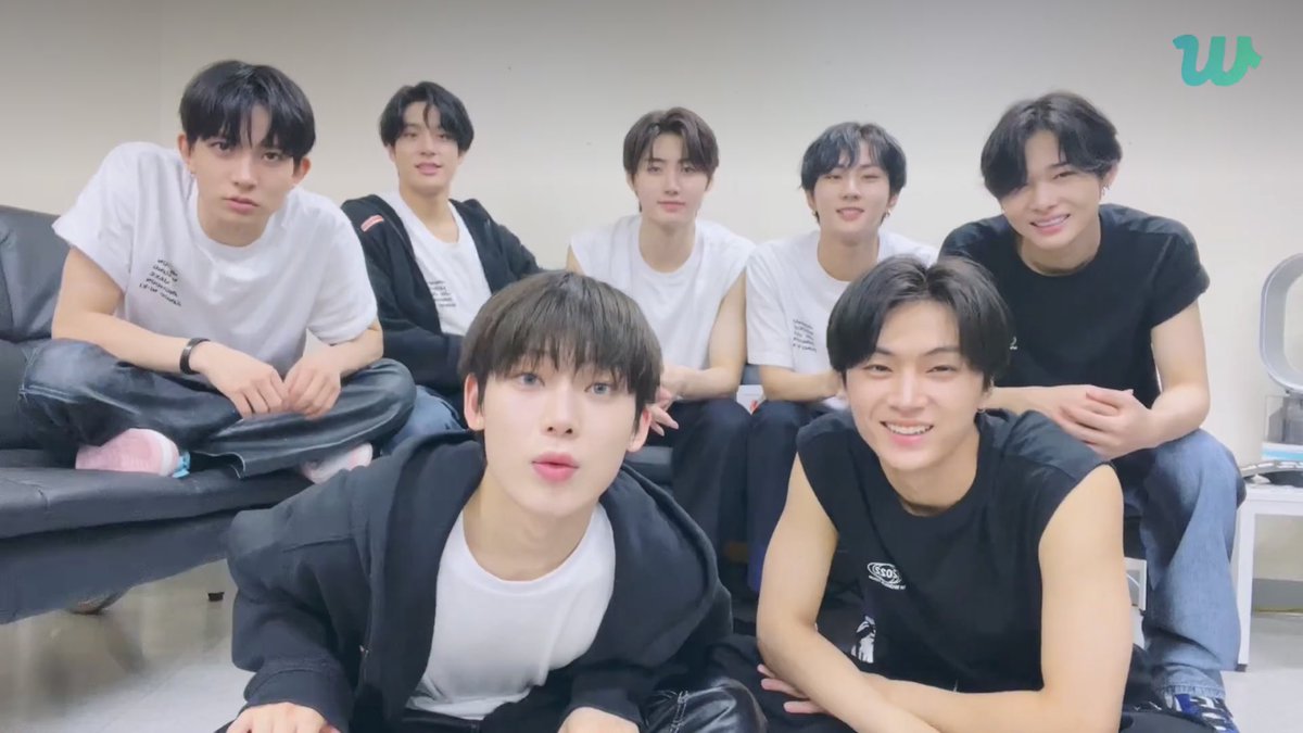 enhypenupdates's tweet photo. [EN-LIVE RECAP 🌟] 220918
“ENGENE 💙 ENHYPEN”

- ENHYPEN went live after finishing their Seoul concert!
🐈: Connect, 1, 2!
🗣️: Hello we're ENHYPEN~😆

@ENHYPEN_members @ENHYPEN #ENHYPEN #엔하이픈 https://t.co/vyShR4s8ME