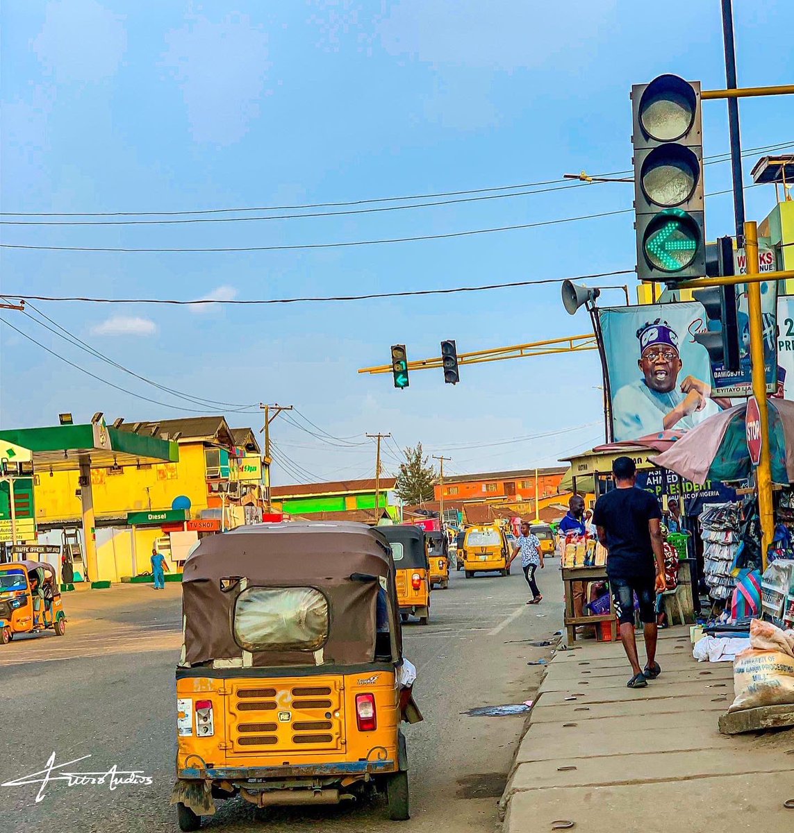kutistudios's tweet photo. Red π΄ means STOP!
Yellow π‘ means READY!
Green π’ means GO!
π₯: @kutistudios
#naturephotography #nature #lagos #lagosnigeria #lagosstate #clouds #beautiful #traffic #kutistudios #phonephotography #phoneeditor #phoneedit #photooftheday #photography #photomanipulation https://t.co/ApEsckxycO