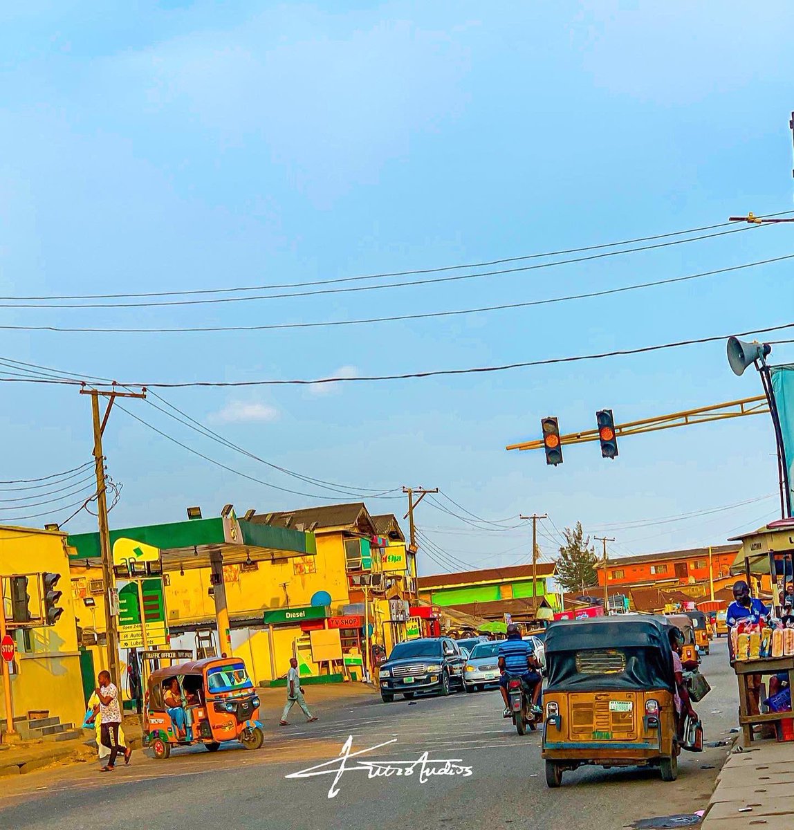kutistudios's tweet photo. Red π΄ means STOP!
Yellow π‘ means READY!
Green π’ means GO!
π₯: @kutistudios
#naturephotography #nature #lagos #lagosnigeria #lagosstate #clouds #beautiful #traffic #kutistudios #phonephotography #phoneeditor #phoneedit #photooftheday #photography #photomanipulation https://t.co/ApEsckxycO