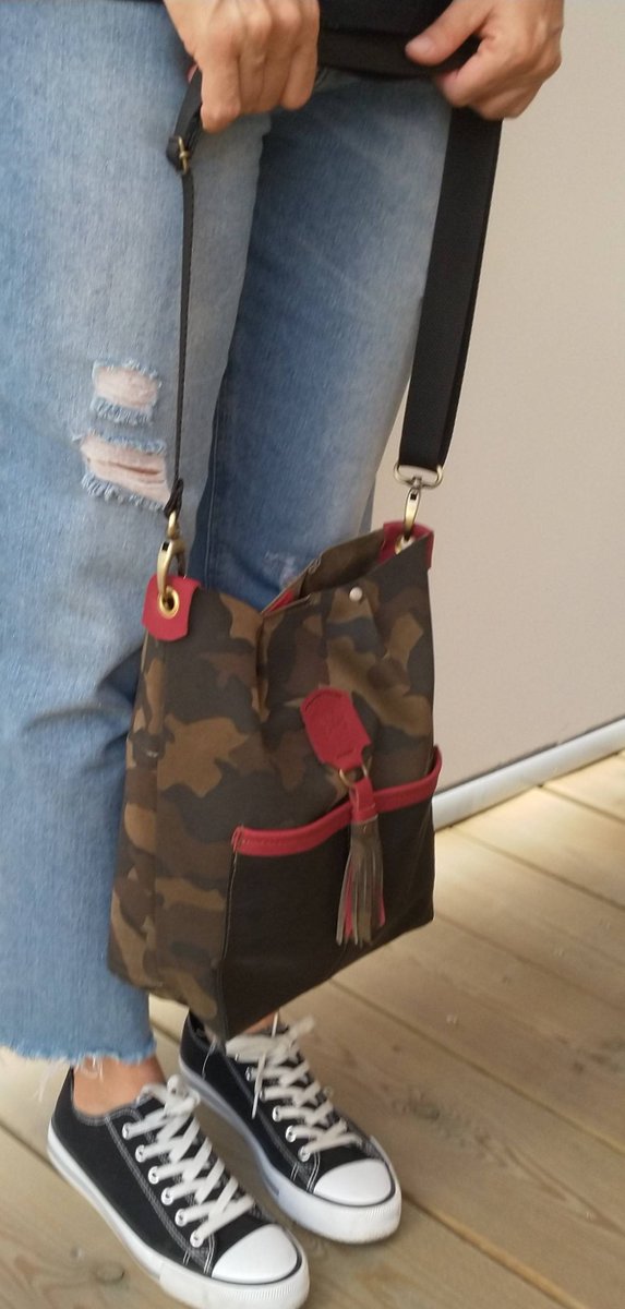 bolsospiely's tweet photo. Piel efecto camuflaje combinado con un toque de piel Burdeos y negra, y el resultado final....
Un bolso ideal y versátil para tu día a día.
Te gusta? Reservalo para ti al 647911077 Ely.
#bolsospiely
#artesanía
#parati
#tubolso
#Granadaartesanía
#Elydegraná
#leather https://t.co/GQAIkGXeLi