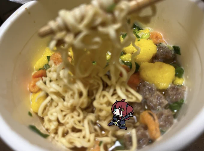 台風の時に現るコロッケロアちゃんロアちゃんコロッケ食べてる〜なぜだか台風が来るとコロッケを食べるといいらしいよだからロアちゃんコロッケパーティしてこ〜だロアちゃんにコロッケアゲアゲ楽しい夢を〜今日のご飯カップヌードル #ロアート 