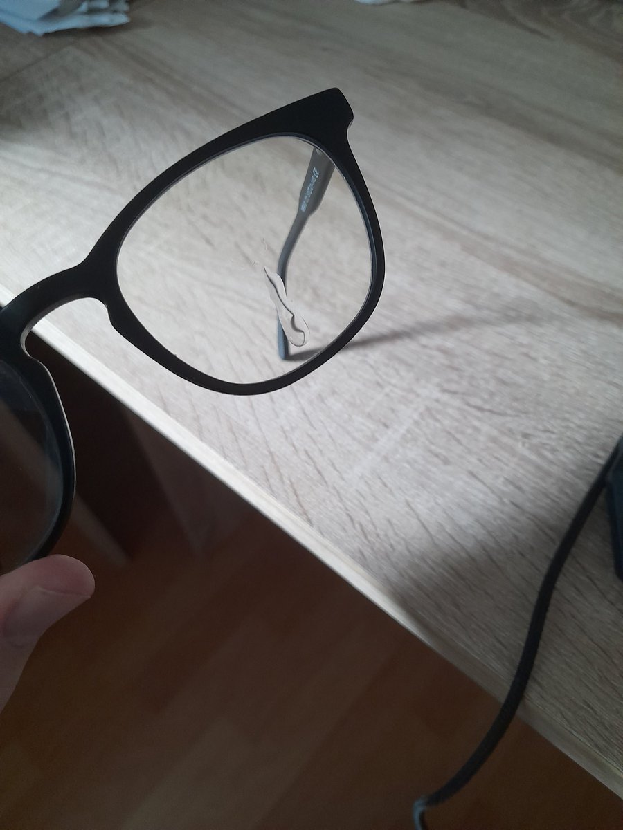 Alex (22) nimmt für Augentropfen seine Brille nicht ab, zu meinem Glück ist atmen ein Reflex...