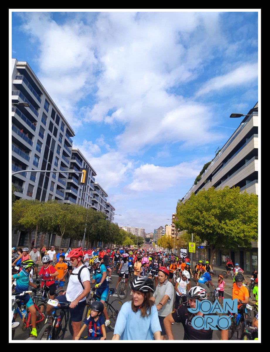 INSJoanOro's tweet photo. 🚴🚴♂️L'alumnat de @cafemlleida #GUIAMN #Lleida de l'@INSJoanOro ha participat en el seu primer voluntariat en la #Pedalada organizada per @paerialleida
🌳🍏👋Han col·laborat tasques organizatives i d'atenció al públic https://t.co/MNtVyikFmA