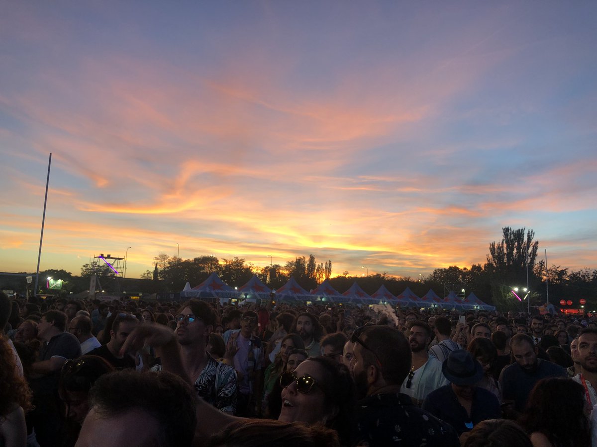 Ana_dmati's tweet photo. La música, los festis y las amigas.
☀️⚡️🎸💥
El @dcodefest volvió a lo grande. Y cómo. #Dcode2022 https://t.co/tLrfIfjtUE