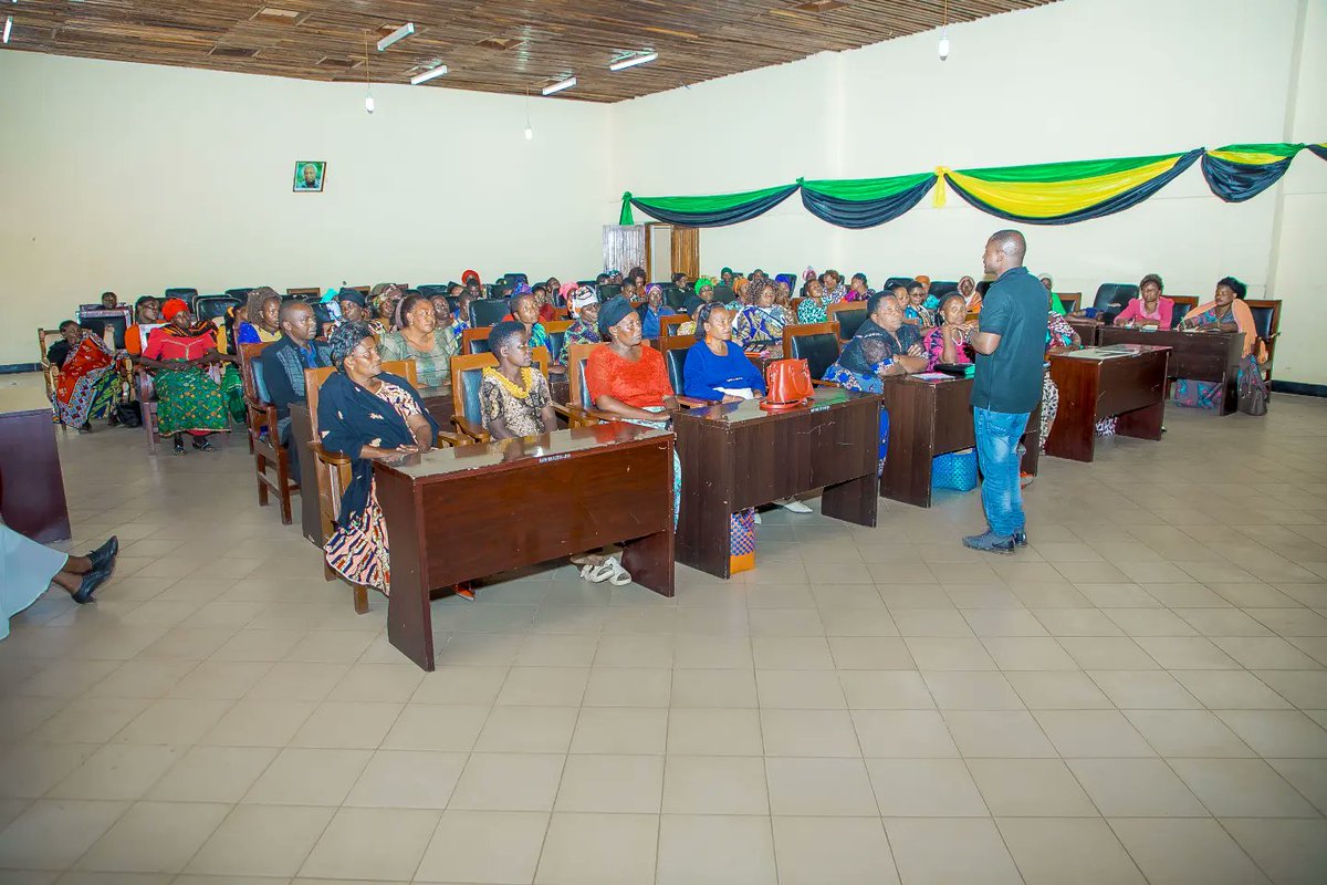 PpraTanzania's tweet photo. #fursa #vikundi #lianzishe #kaziinaendelea
Ikafika zamu ya Wanawake wa Sumbawanga Mjini kuhamasishwa kuhusu fursa za zabuni za umma (tenda za Serikali) wakiwa sehemu ya makundi maalum.
@CloudsMediaLive
@psptbofficial
@TZMsemajiMkuu
@MsigwaGerson https://t.co/QISPSVmj8e