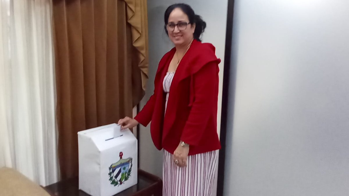 CubaEmbaGuatem's tweet photo. Se realiza el voto por el #CodigoDeLasFamilias en la Misión Estatal cubana en Guatemala. https://t.co/QrdsEHh1MU