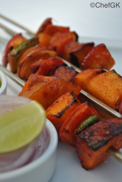 ChefGKrishnan's tweet photo. My Sunday Kitchen Table
Today on My Kitchen Table is Tandoori Salad.
My in-laws are staying with us, and we are doing primarily vegetarian cooking at home. The tandoori salad adds a slight twist to the regular menu and makes it interesting. 
#sundaycooking #mykitchentable https://t.co/EKNOW6Ma4s