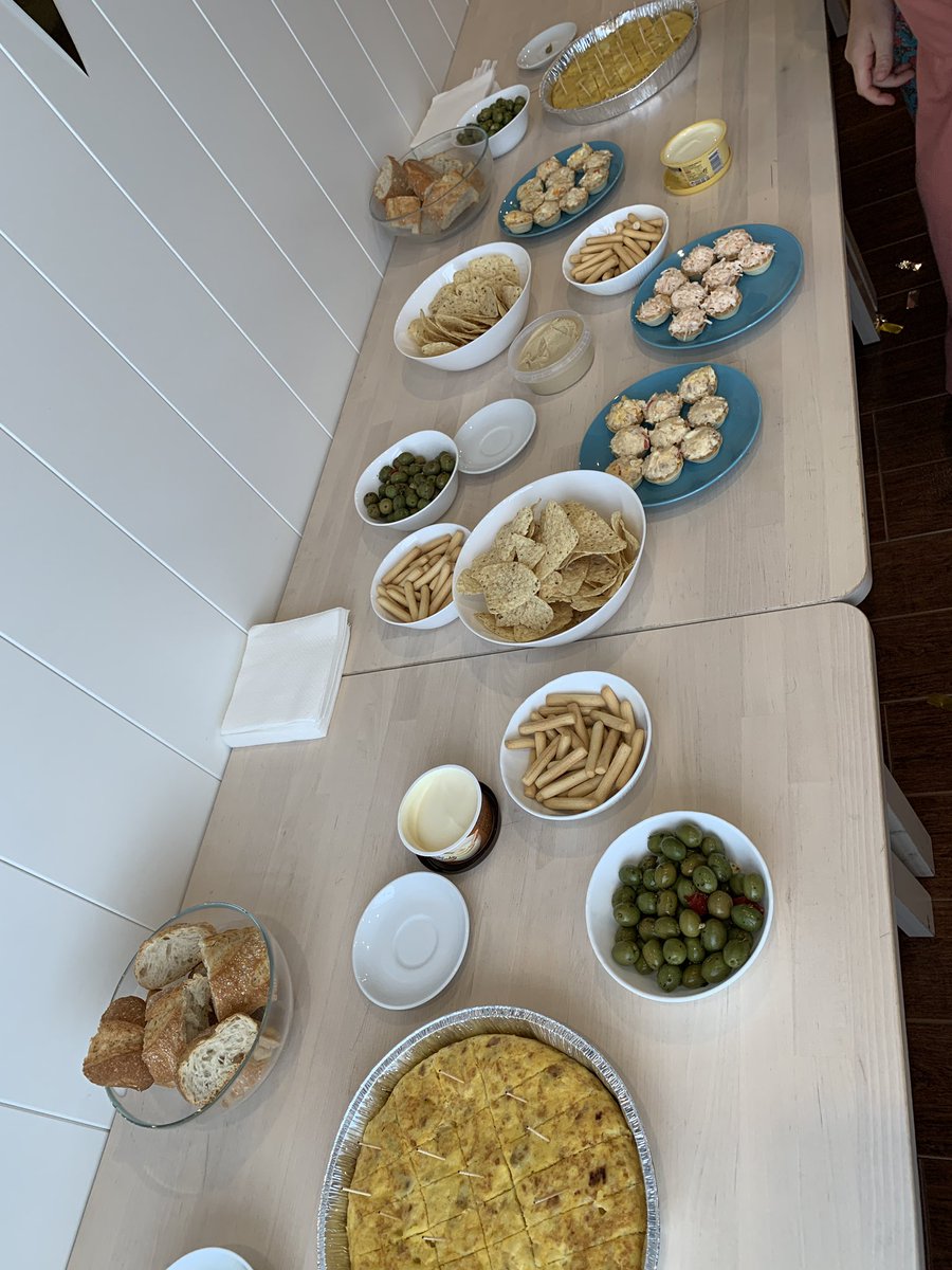 diliz13's tweet photo. La #FotoComida de hoy está patrocinada por el cumple de un colega (no, yo no tengo 50). Merendola y Rosalía, creo q no se puede pedir más 🤣 https://t.co/OJrxYVMluH